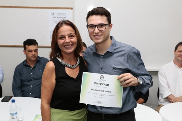 A coordenadora do curso de Medicina, professora Maria Elena Diegues, e o presidente da Liga, acadêmico Rafael Janeiro