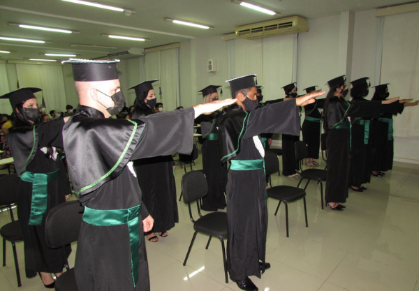 Os formandos fizeram o Juramento da Enfermagem