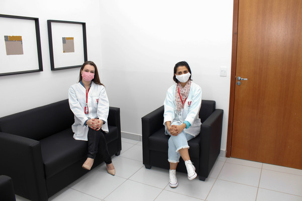 Psicólogas Mônica e Silvileny na sala de atendimento a famílias