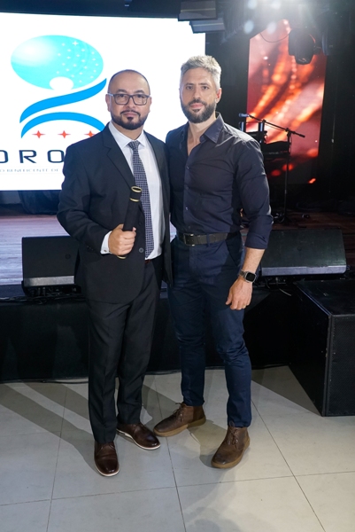 Dr. Antônio Ruaro filho entrega para o formando Dr. Rafael Saito Mendes