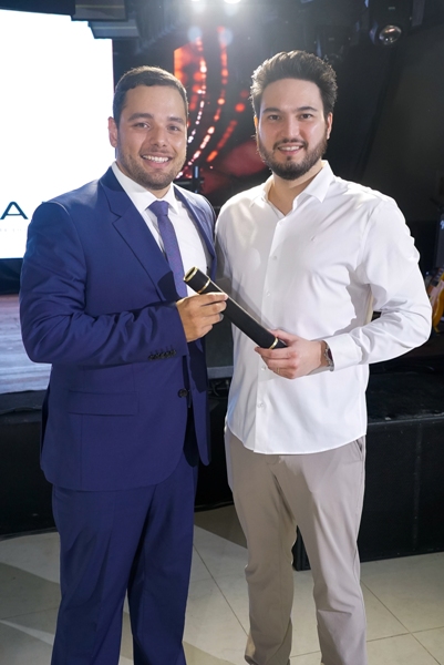 O Dr. Fernando Sakata entrega para o formando	Dr. José Pedro Rivalta