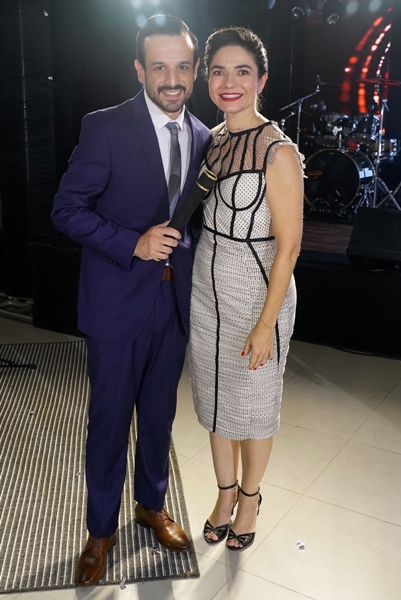 A Dra. Ceres Giacometti entrega para a formanda Dra. Giovana Rodrigues