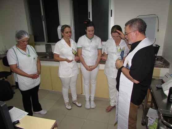 Padre Carlos passou por diversos setores do hospital