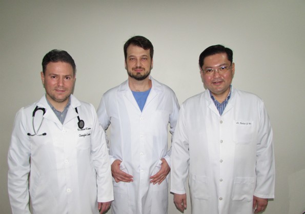 o cirurgião cardíaco Dr. Márcio  Henrique Cardoso, o médico da equipe de hemodinâmica Dr. Eder  Voltolini  e o chefe do Serviço de Cardiologia Invasiva e Hemodinâmica do Instituto Nossa Senhora Aparecida. – Dr. Edmilson  Yano Ishii