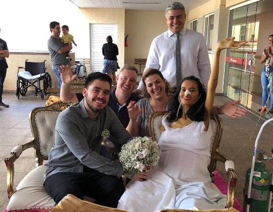 Chris se casou vestida de noiva, com direito a buquê e muita alegria