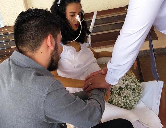 Chris fez questão de se casar vestida de noiva e receber a bênção de um pastor