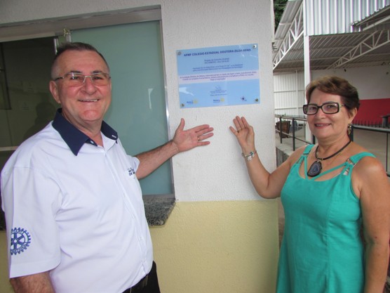 A diretora do Colégio Dra. Zilda Arns, Silvia Regina Alves e o do Roaty Club de Umuarama, Vilmar Custódio Pereira