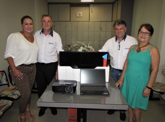 A entrega contou com a presença da Chefe do Núcleo Regional de Educação, Gilmara Zanatta e representantes do Rotary Club de Umuarama