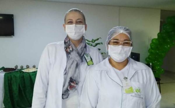 A enfermeira Andreia com a colega técnica em enfermagem Neide Bortoluzi
