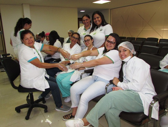 Quick Massage, SPA das Mãos com alunos e professora do Curso de Estética da Unipar