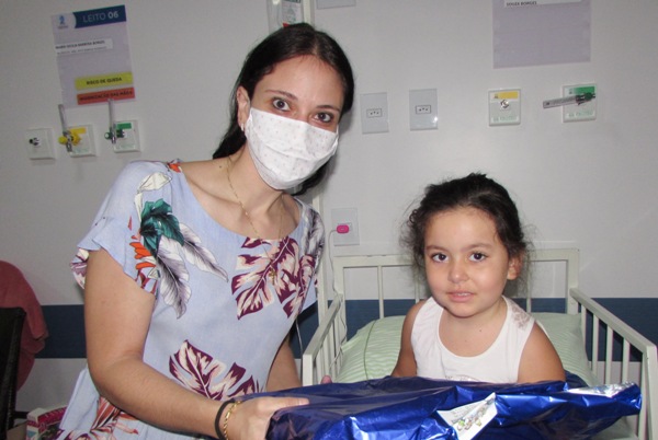 A assistente social Thais Godinho participou da entrega dos presentes