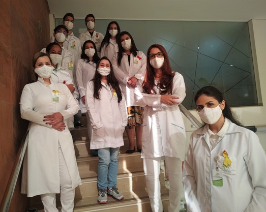 Equipe de farmacêuticos e técnicos 