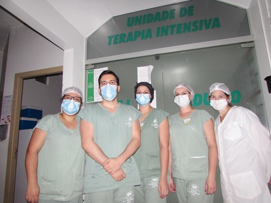 Dr. Márcio Rogério de Souza Braite e equipe de enfermagem da UTI do Instituto Nossa Senhora Aparecida 