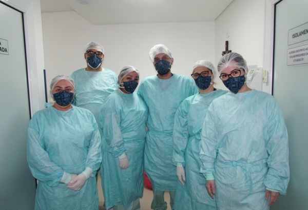 Dra. Allana Anne Kaneda Garcia e equipe de enfermagem da UTI Covid do Hospital Cemil