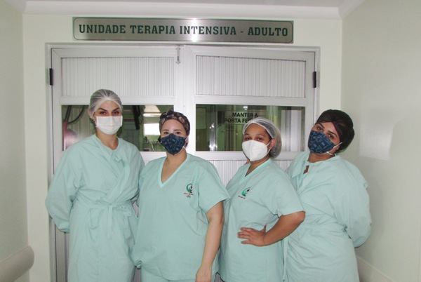 Dra. Karina Farah Sakumoto e equipe de enfermagem da UTI Adulto do Hospital Cemil