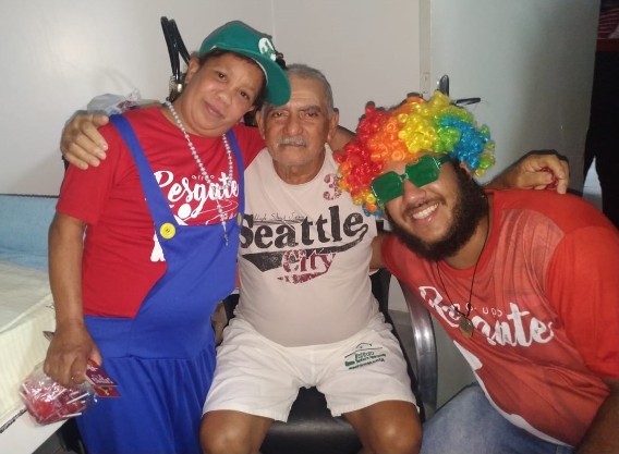 O paciente Anisvaldo Felício da Costa, que é do Estado de Rondônia, se alegrou com a visita dos voluntários