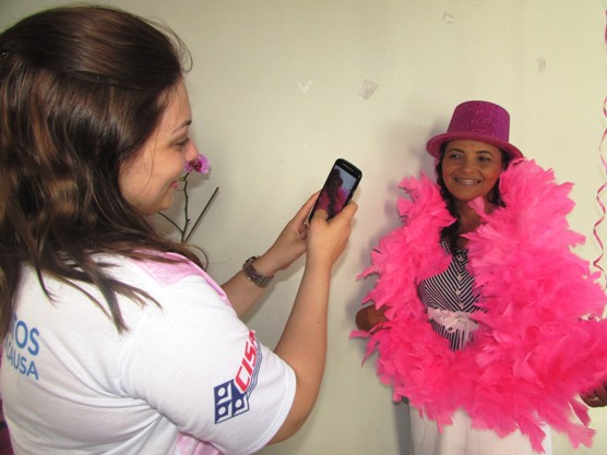 Depois de maquiadas, as participantes tiraram fotos com roupas e acessórios cor-de-rosa