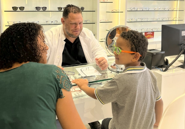 Além das consultas e exames, Davi ganhou um óculos e pode escolher a armação