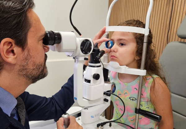 Dr. Paulo Rauen realizou exame na retina de todas as crianças atendidas