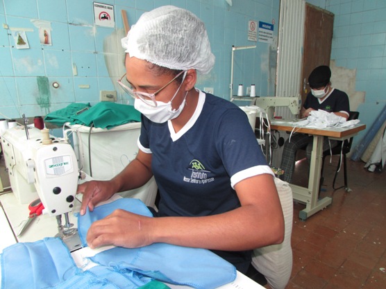 Colaboradoras que sabem costurar ajudam na produção