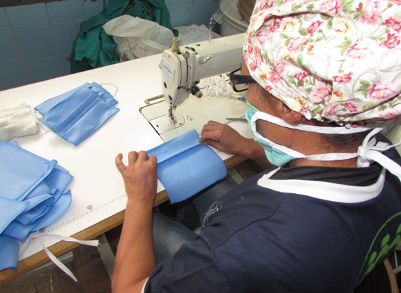 Colaboradoras que sabem costurar ajudam na produção