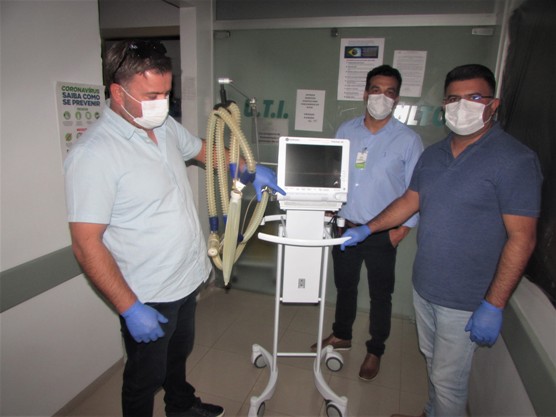 Heitor e Juninho do Posto fizeram a entrega simbólica do equipamento