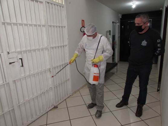 A higienização com hipoclorito de sódio é realizada pelo menos três vezes por dia