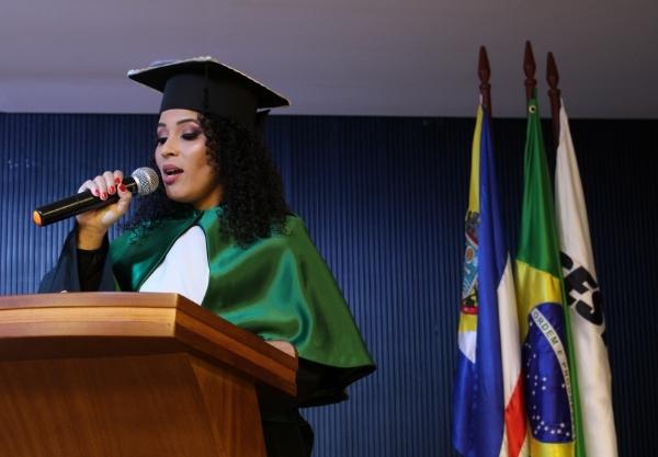 A oradora Danúbia Paula Lima da Silva. Ela falou dos desafios do curso e homenageou os colegas