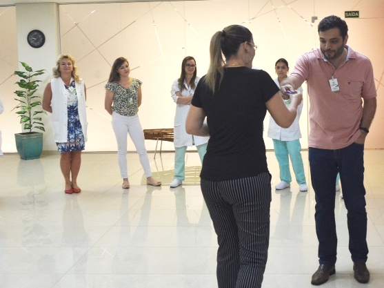 A palestra da Psicóloga Ana Paula Becker Alvarenga contou com roda de conversa e dinâmica em grupo
