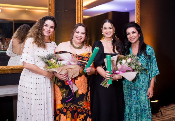 Ginecologia e Ostetrícia entrega certificados Dra. Ceres Giacometti e Dra. Josiane Rahal, Dra. Carla Oliveira Navarchi e Dra. Lais Teixeira Gomes Silva