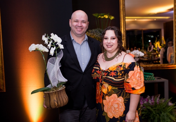 Formanda em Ginecologia e Obstetrícia, Dra. Carla Oliveira Navarchi homenageia Dr. Ezequiel Mattei