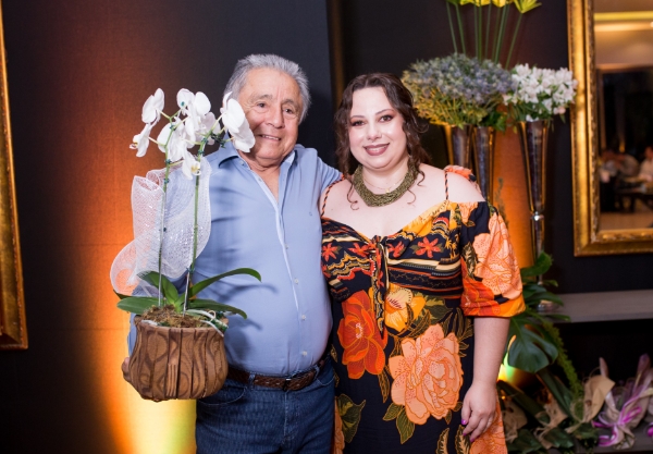 Formanda em Ginecologia e Obstetrícia, Dra. Carla Oliveira Navarchi homenageia Dr. Luiz Batista França