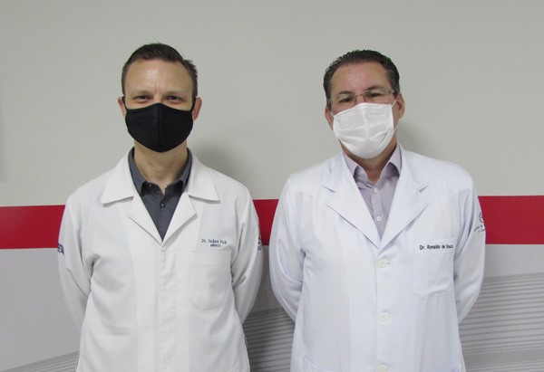 O intensivista Dr. Jackson Erasmo Fuck e o intensivista e pneumologista Dr. Ronaldo de Souza