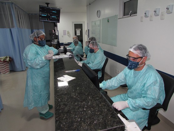A equipe conta com quatro médicos intensivistas, quatro pneumologistas, além de enfermeiros, fisioterapeutas e técnicos.