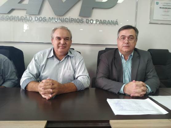 O secretário da Saúde do Paraná, Beto Preto e o presidente da Acispar e do Cisa Amerios, Luis Carlos Borges Cardoso