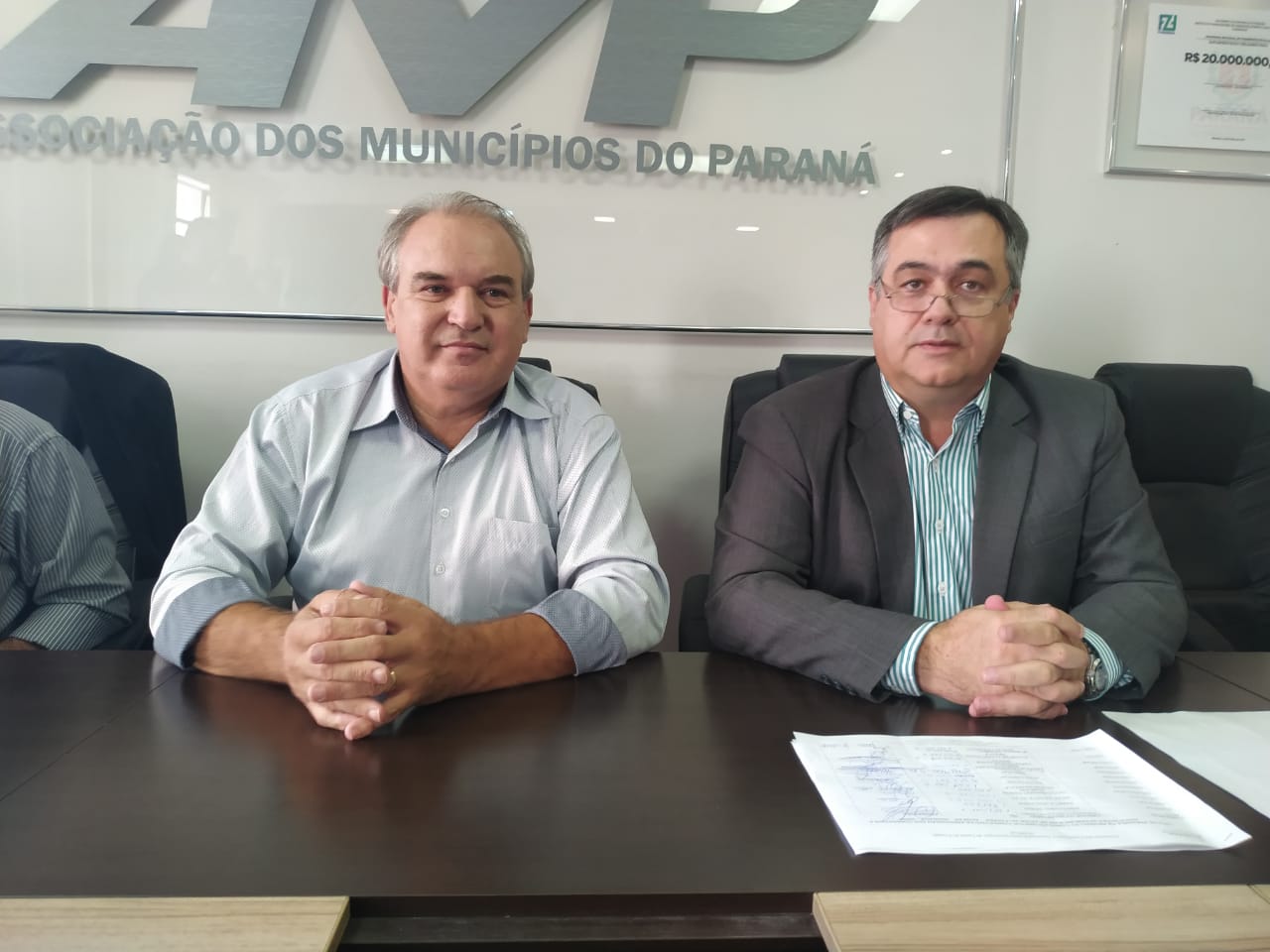 O presidente da Acispar, Luis Carlos Borges Cardoso e o secretário de Estado da Saúde do Paraná, Beto Preto