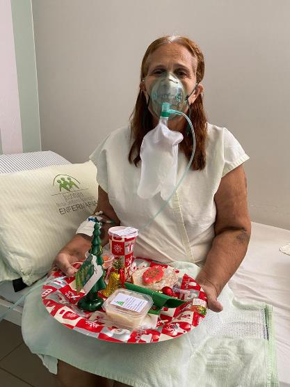 A paciente D. Maria dos Anjos Magam ficou muito feliz com a surpresa e agradeceu a equipe da UTI Covid-19. Horas depois ela recebeu alta e pode terminar de comemorar o Natal em família.