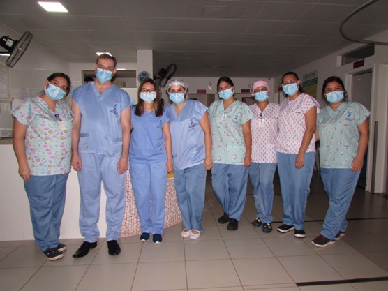 Dr. Luciano Daniels e Dra, Eydiane Duarte com equipe de enfermagem da Maternidade da Norospar