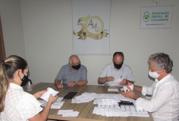 Comissão Eleitoral na apuração dos votos
