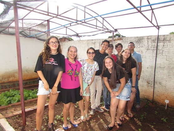 Os alunos desenvolveram uma horta orgânica com irrigação a partir de um sensor eletrônico que aciona a irrigação quando o solo está seco