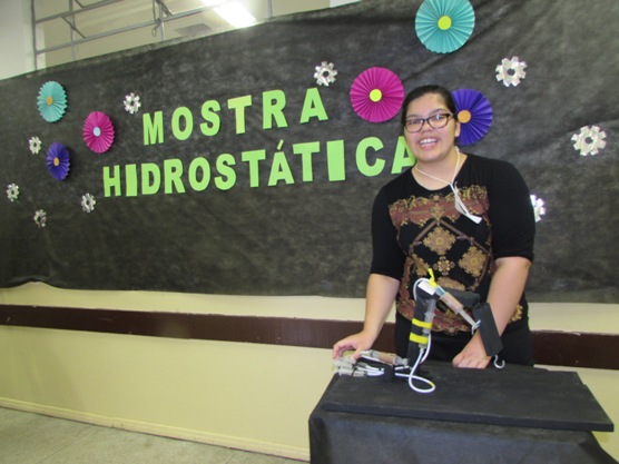 A aluna Stefany apresentou um projeto de robótica utilizando energia hidrostática 