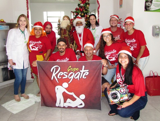 Os voluntários do Grupo Resgate levaram presentes para todos