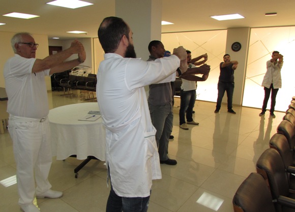 Os colaboradores participaram de atividades como alongamento e ginástica