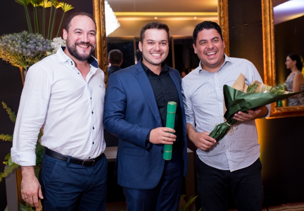Orotopedia e Traumatologia entrega certificados Dr. Maxsuel Fidelis e Dr. Rainer William Aguilar entregam ao Dr. Eduardo Henrique Soares Almeida