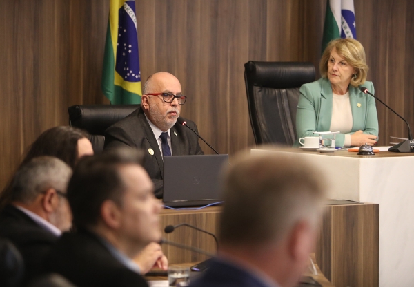 O secretário de Estado da Saúde do Paraná, César Neves apresentou o relatório detalhado na ALEP