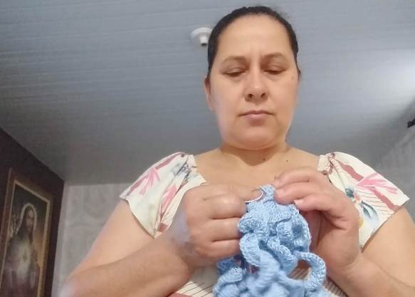Cida é uma das voluntárias que confeccionam os polvos 