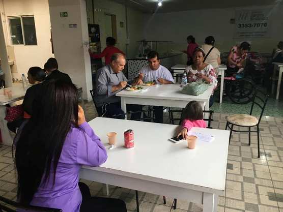 Cardoso chegou na hora do almoço e fez a refeição junto com pacientes e acompanhantes