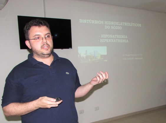 O médico nefrologista Thiago Florencio da Silva ministrou a aula inaugural
