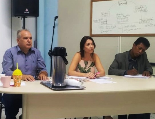 A reunião foi conduzida por Viviane Herreira da 12ª RS, por Luis Carlos Borges Cardoso, presidente do Cisa-Amerios, e pelo representante da Central de Regulação de Leitos e Consultas, Adelson Gonçalves