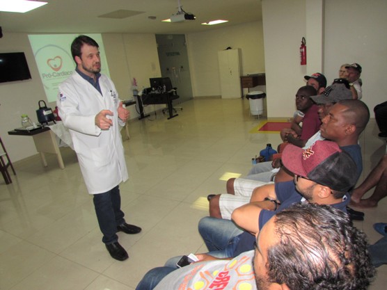 O o médico da equipe de hemodinâmica, Dr. Éder Voltolini proferiu palestra